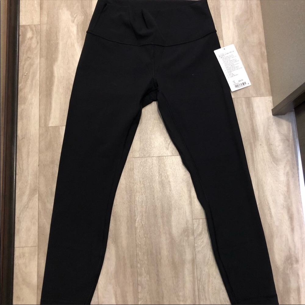 Black lululemon wunder under